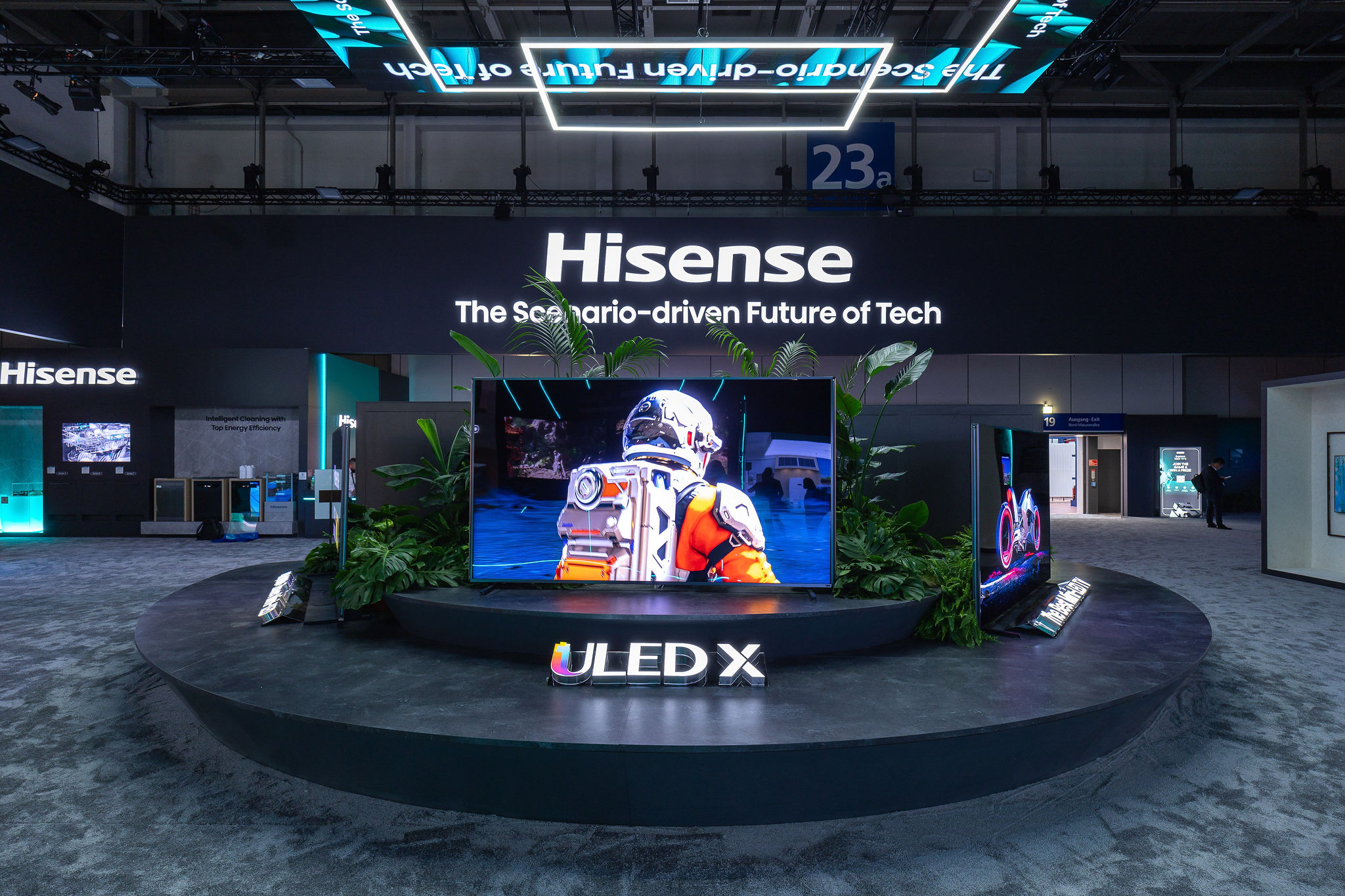 Le stand de la marque Hisense a l'IFA 2024 où trone le téléviseur 110UX